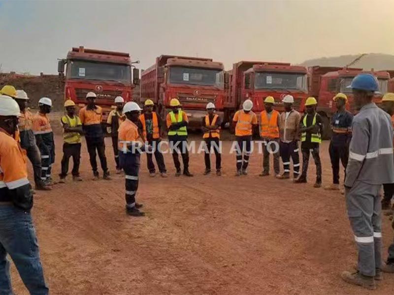 workers-in-bauxite-mining-areas-in-Guinea