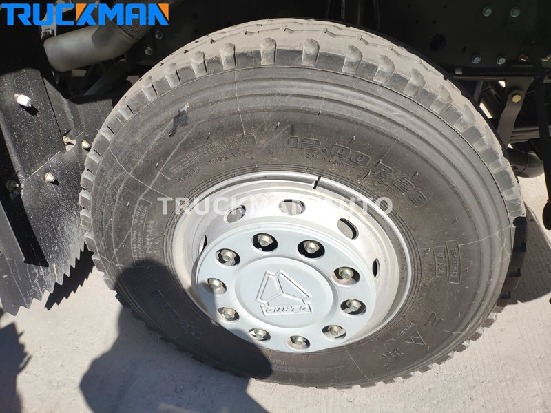 SINOTRUK HOWO 6x4 8CBM Concrete Mixer Truck Tire
