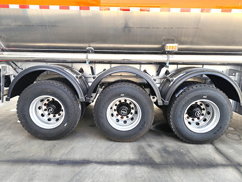 3 Axles Truckman Fuel Tank Semi Trailer Tires