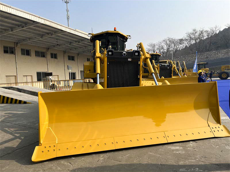 XCMG D260 bulldozer 24 tons crawler dozer front view