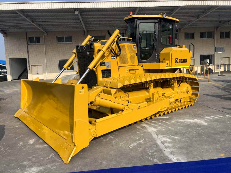 XCMG D260 24 ton bulldozer side view with blade