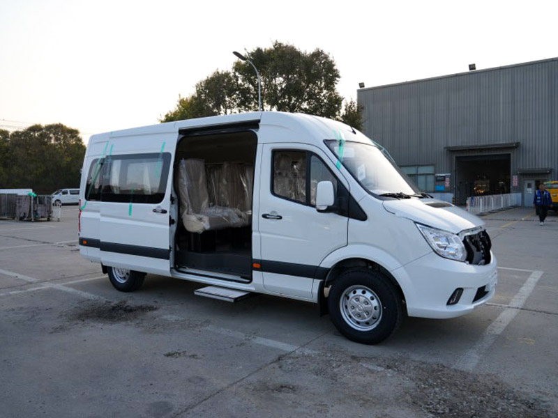 FOTON TOANO 15-seat passenger tour bus front side view with double-bar chrome grille