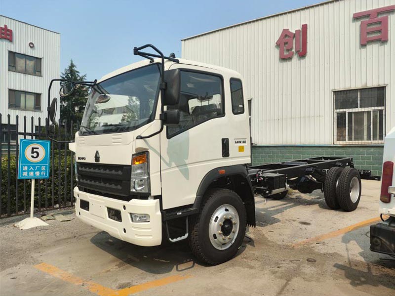 Side view of SINOTRUK HOWO 4x2 light truck chassis for logistics delivery