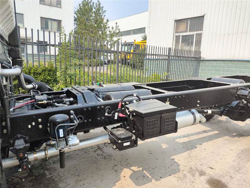 Heavy-duty 8.0T drive axle and multi-leaf spring suspension on the 4x2 HOWO light truck chassis.