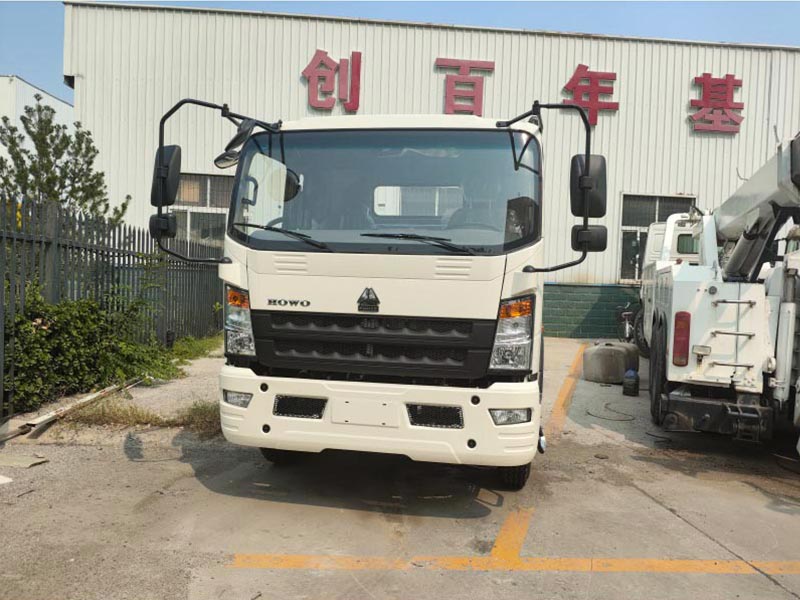 SINOTRUK HOWO 4x2 5 tons light truck exterior view for cargo transportation