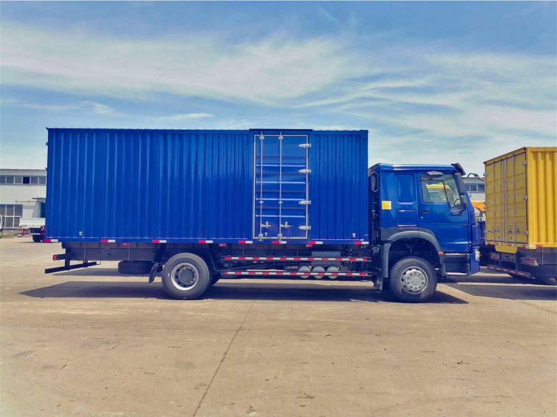 Side profile of SINOTRUK HOWO 4x2 15 tons cargo truck with reinforced cargo body.