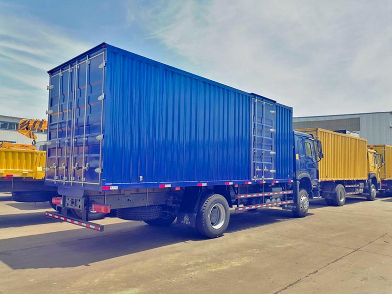 Durable manganese steel cargo box of the 15-ton HOWO truck, suitable for general cargo.