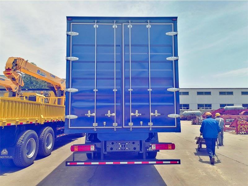 Heavy-duty 15-ton rear axle and suspension system of the HOWO cargo truck.