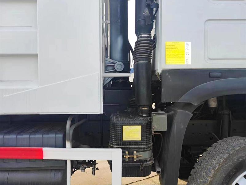 WD615.47 371HP diesel engine in the HOWO tipper truck.
