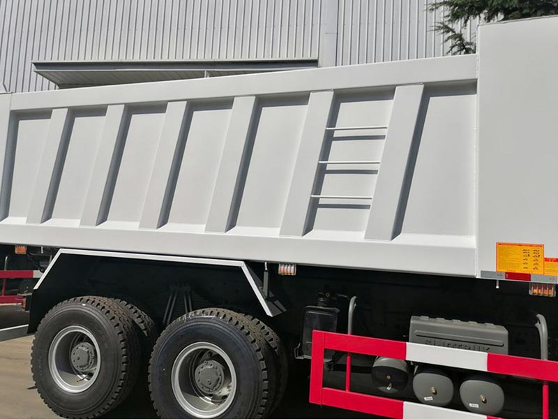 Strong 6x4 chassis and double-reduction rear axles of the HOWO dump truck.