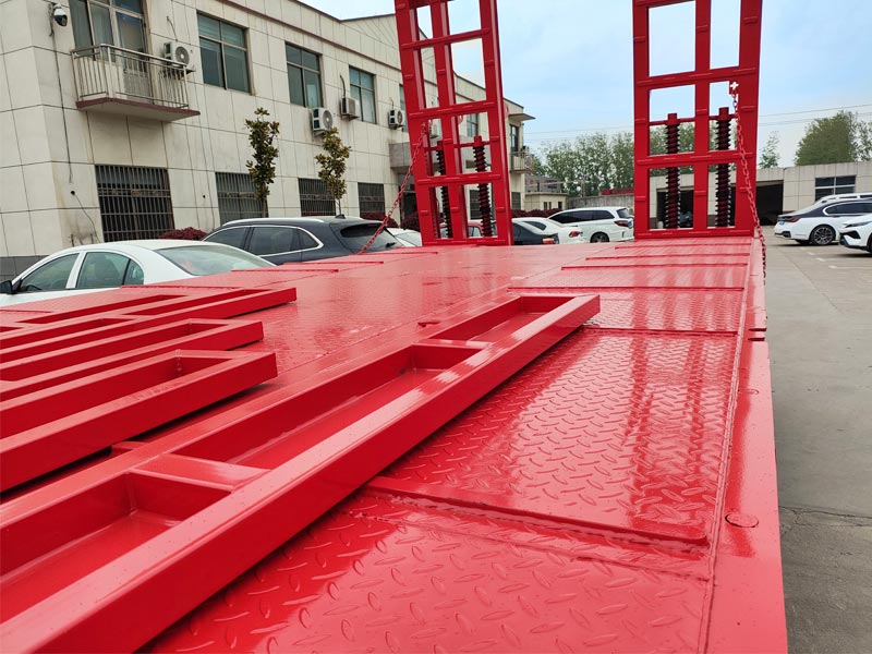 Anti-slip diamond plate platform of 60 tons low bed trailer for Guinea mining equipment transport