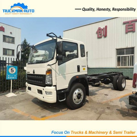 SINOTRUK HOWO 4x2 5-ton light truck side view, ideal for urban logistics and cargo delivery.
